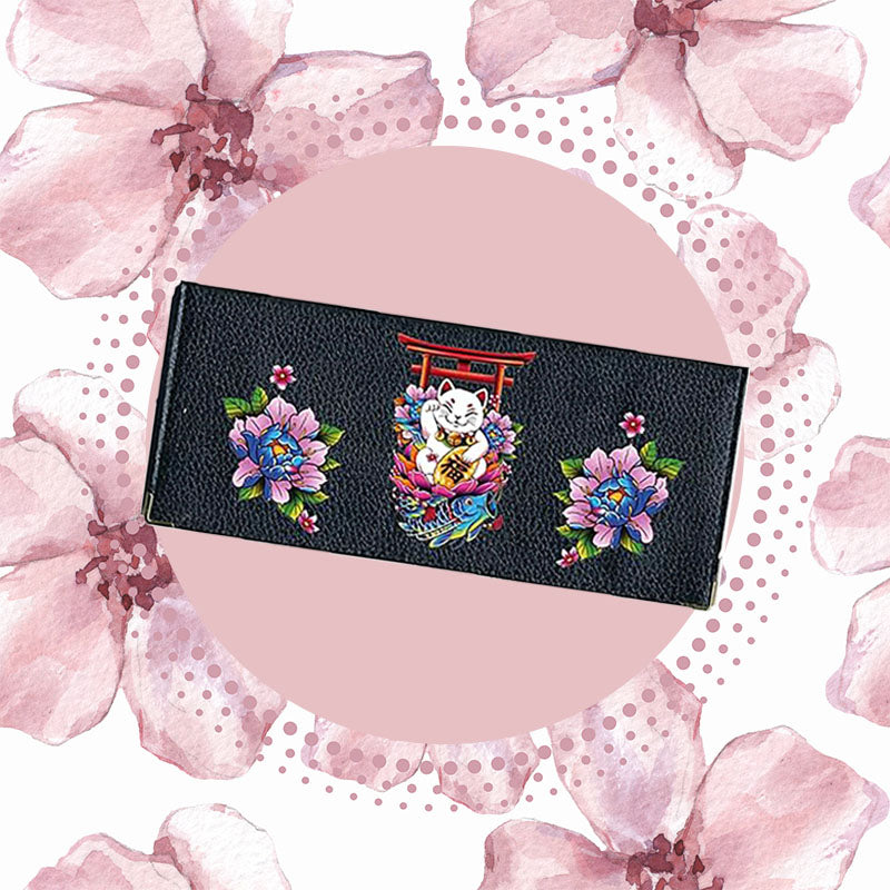 Porte Chéquier long en cuir noir personnalisé avec personnalisé avec Maneki-neko Chat